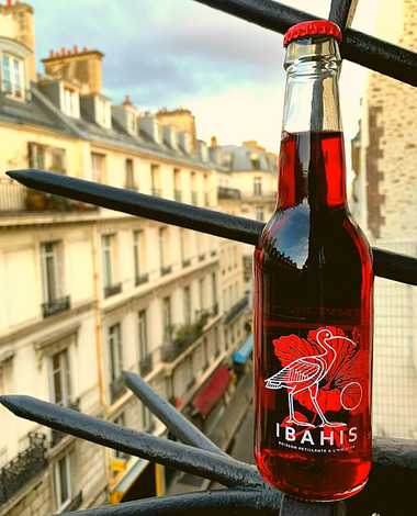 bouteille de la boisson IBAHIS sur le rebord d'une fenêtre